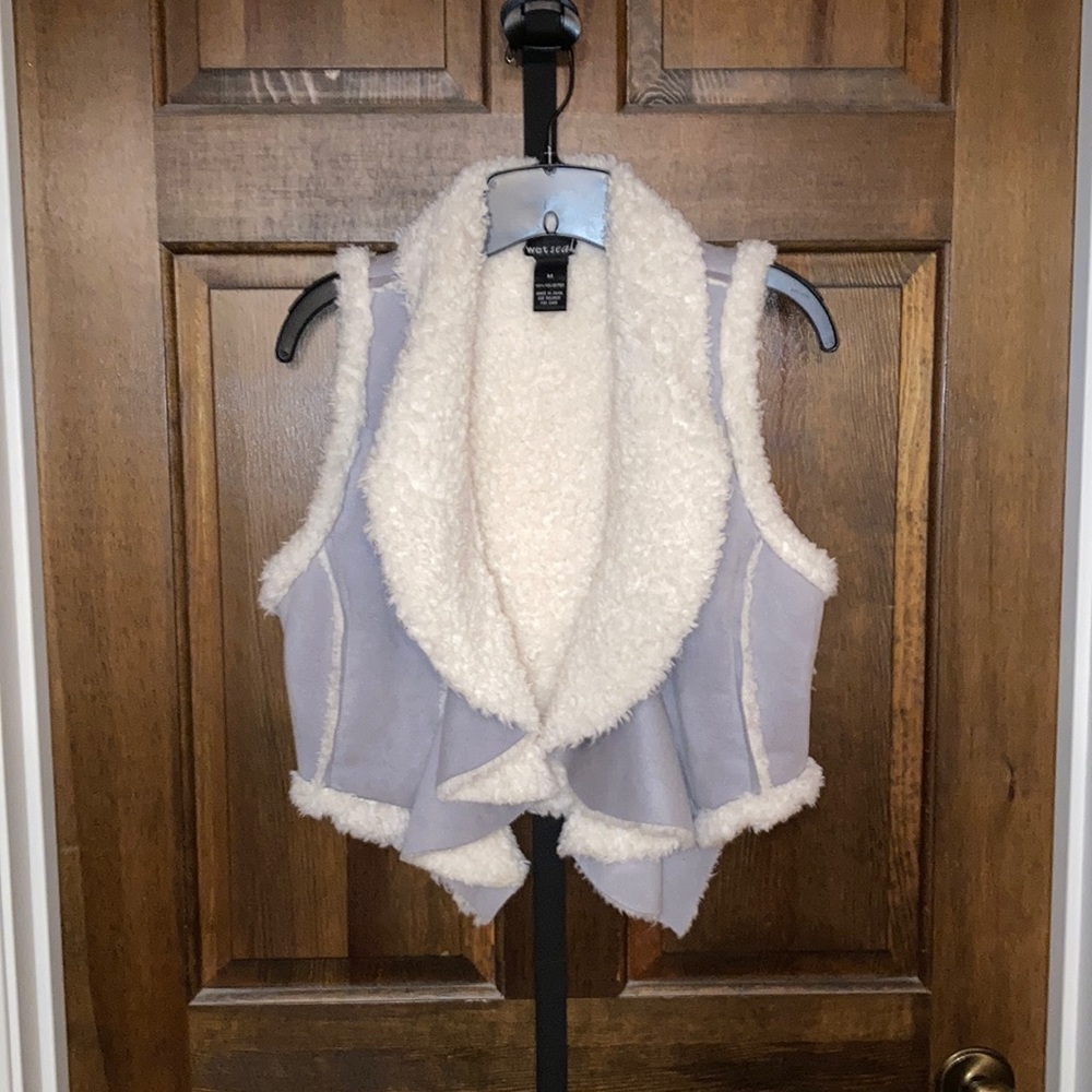EUC Size Medium, Wet Seal, Gray & White Vest